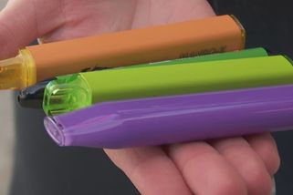 Z českých pultů zmizí oblíbené příchutě e-cigaret. Lidé se vrátí ke klasickému kouření, varuje expertka